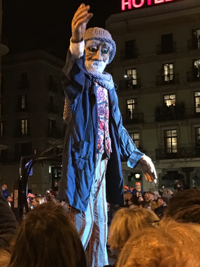 Creepy tall puppet-like characters? Check.