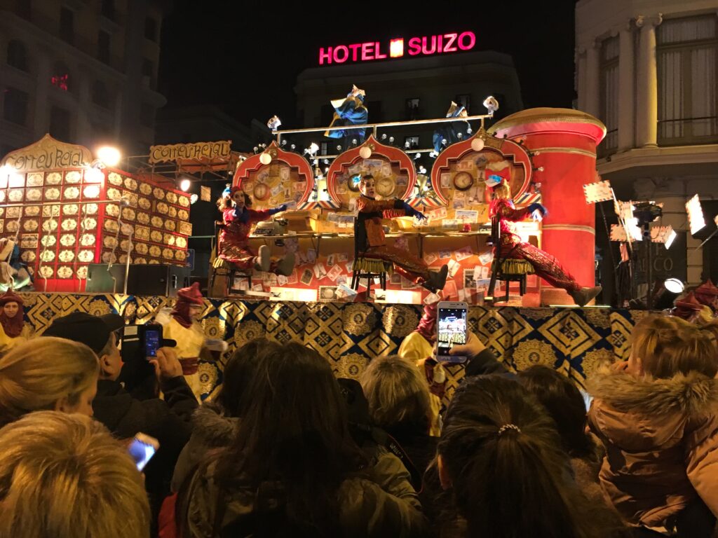 Choreographed routines on many of the floats